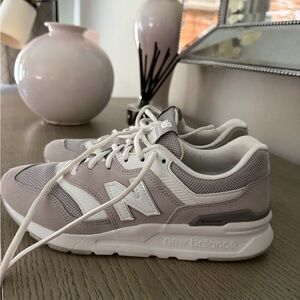 New Balance Women's Light Gray & White Casual Sneakers
